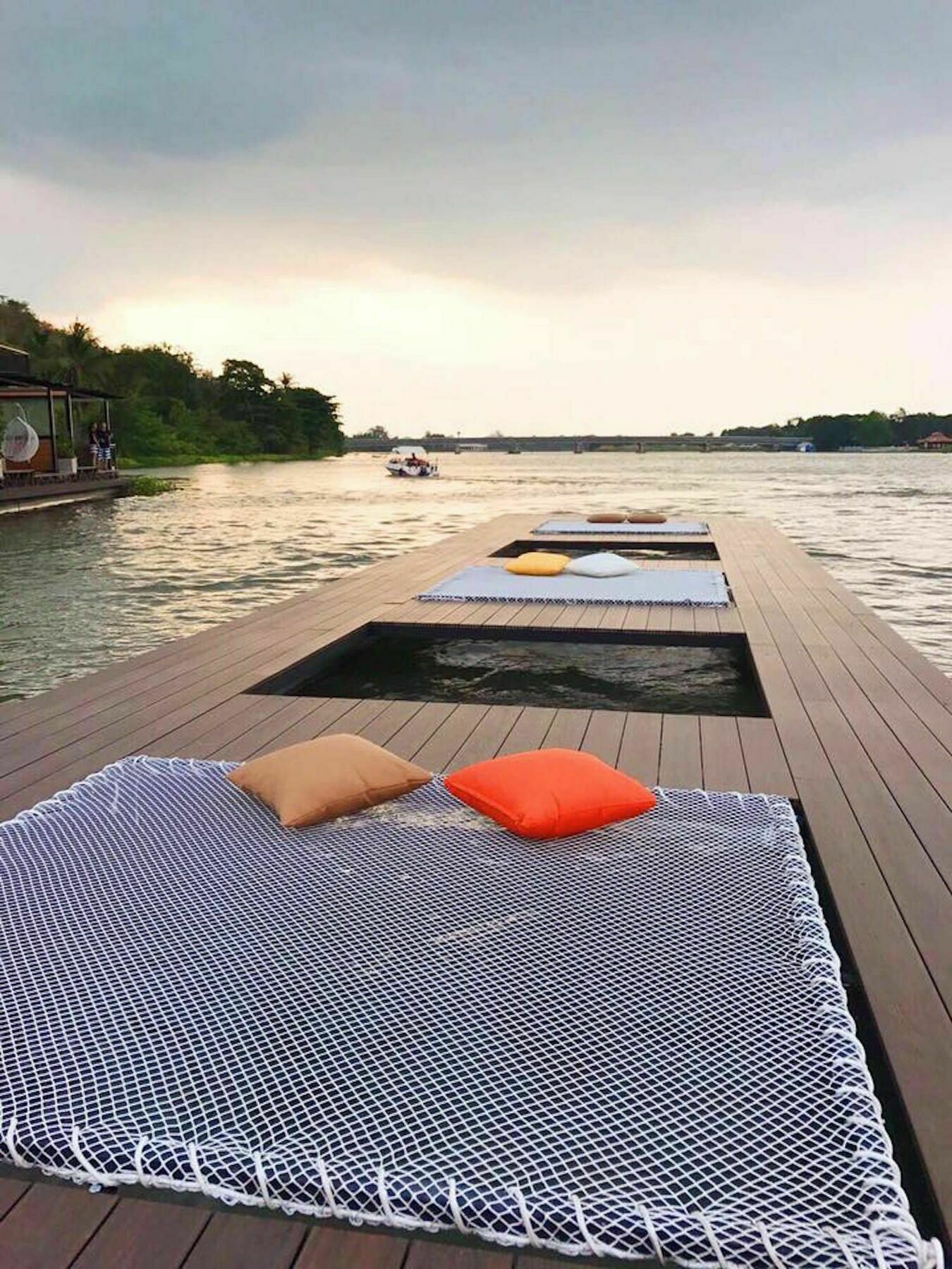 Blue Sky Raft At كانتْشانابوري المظهر الخارجي الصورة